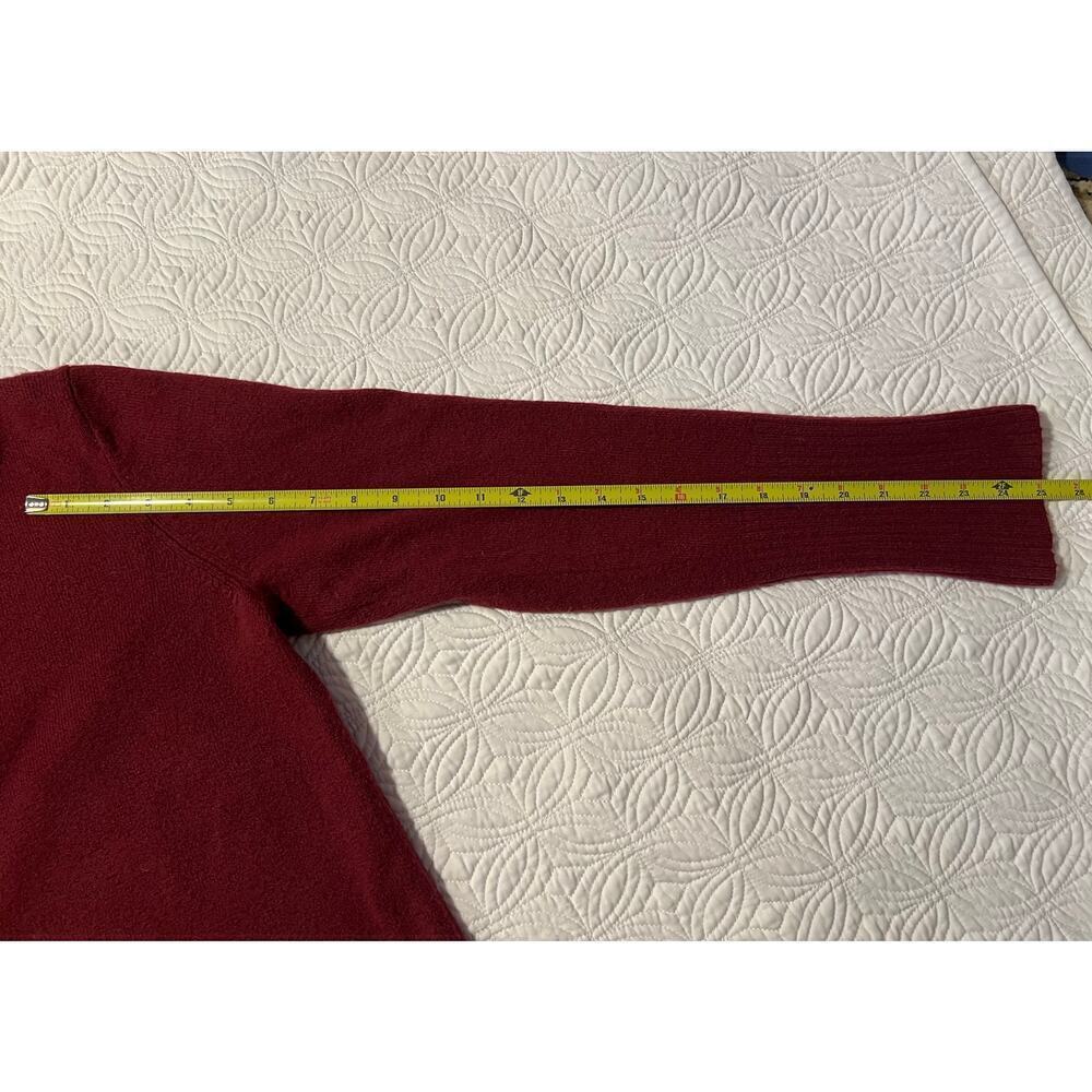 Treasure and bond
Maroon V-neck sweater 
Size medium - Picture 6 of 8